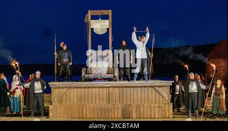 Premiere der Stoertebeker Festspiele 2024 der Schauspieler Moritz Stephan o.r. als Klaus Stoertebeker spielt in der Hinrichtungsszene der Stoertebeker-Festspiele. Mit der Premiere des Theaterstuecks ÂHamburg 1401Â beginnt die 30. Saison des Open-Air-Theaters rund um die legendaeren Piraten Klaus Stoertebeker und Goedeke Michels auf der Insel Rügen. Die Stoertebeker-Festspiele werden bis zum 31. August 2024 auf der Naturbühne in Ralswiek gezeigt. Ralswiek Mecklenburg-Vorpommern Deutschland *** Premiere des Stoertebeker Festivals 2024 der Schauspieler Moritz Stephan o r als Klaus Stoertebeker spielt Stockfoto