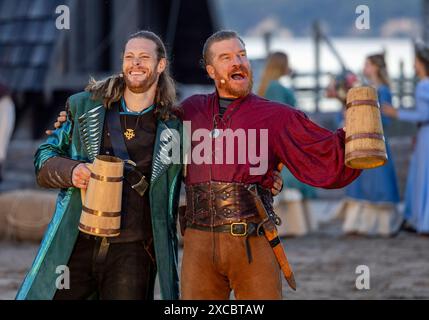 Premiere der Stoertebeker Festspiele 2024 die Schauspieler Moritz Stephan l. als Klaus Stoertebeker und Alexander Hanfland R. als Goedeke Michels spielen in einer Szene der Stoertebeker-Festspiele. Mit der Premiere des Theaterstuecks ÂHamburg 1401Â beginnt die 30. Saison des Open-Air-Theaters rund um die legendaeren Piraten Klaus Stoertebeker und Goedeke Michels auf der Insel Rügen. Die Stoertebeker-Festspiele werden bis zum 31. August 2024 auf der Naturbühne in Ralswiek gezeigt. Ralswiek Mecklenburg-Vorpommern Deutschland *** Premiere des Stoertebeker Festivals 2024 die Schauspieler Moritz Step Stockfoto