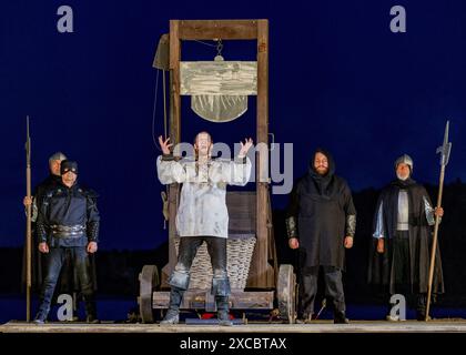 Premiere der Stoertebeker Festspiele 2024 der Schauspieler Moritz Stephan M. als Klaus Stoertebeker spielt in der Hinrichtungsszene der Stoertebeker-Festspiele. Mit der Premiere des Theaterstuecks ÂHamburg 1401Â beginnt die 30. Saison des Open-Air-Theaters rund um die legendaeren Piraten Klaus Stoertebeker und Goedeke Michels auf der Insel Rügen. Die Stoertebeker-Festspiele werden bis zum 31. August 2024 auf der Naturbühne in Ralswiek gezeigt. Ralswiek Mecklenburg-Vorpommern Deutschland *** Premiere des Stoertebeker Festivals 2024 der Schauspieler Moritz Stephan M als Klaus Stoertebeker spielt in t Stockfoto