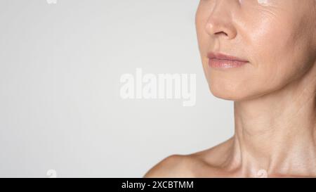 Großaufnahme von Gesicht und Hals der Frauen mit Falten, Kopierraum Stockfoto