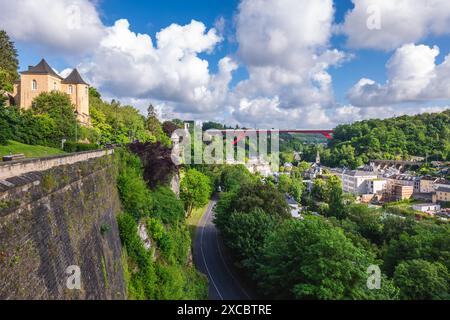 Landschaft der Stadt Luxemburg mit der Brücke der Großherzogin Charlotte und drei Türmen Stockfoto