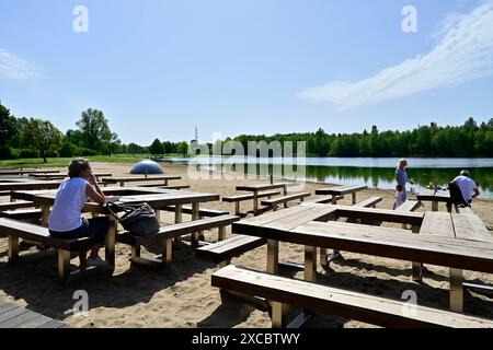 30.04.2024, Deutschland, Nordrhein-Westfalen, Ruhrgebiet, Luenen. Luenen ist mit seinen ca. 88,000 Einwohnern die groesste Stadt des Kreises Unna im WestWestfalen im Regierungsbezirk Arnsberg. Luenen gehoert dem Landschaftsverband Westfalen-Lippe sowie dem Regionalverband Ruhr an. Luenen ist heute ein Mittelzentrum, das durch seine Lage im nordoestlichen Ruhrgebiet und am suedlichen Rand des Münsterlandes sowohl von industriellen als auch vom laendlichen Einfluss gepraegt ist. Blick auf den Horstmarer See mit Strandcafe am Seepark. Besucher geniessen einen Sonnentag. Horstmarer siehe mit Stockfoto