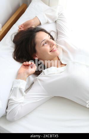 Junge Frau im Bett Stockfoto