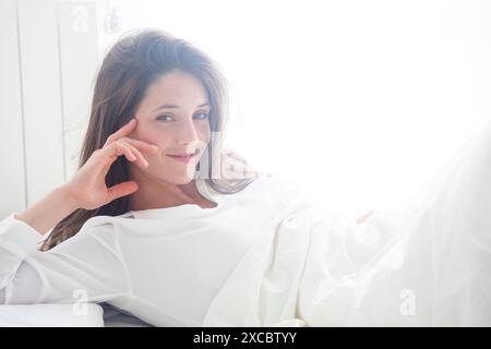 Junge Frau im Bett Stockfoto
