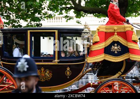 London, Großbritannien, 15. Juni 2024, Trooping the Colour, die zeremonielle Veranstaltung, feiert den offiziellen Geburtstag des Königs und wird seit über 260 Jahren gefeiert. Es war Sonnenschein und starker Regen, der die Massen in der Mall begrüßte. Es war auch Catherine, Prinzessin von Wales, das erste öffentliche Engagement seit ihrer Bekanntgabe ihrer Krankheit. Andrew Lalchan Photography/Alamy Live News Stockfoto