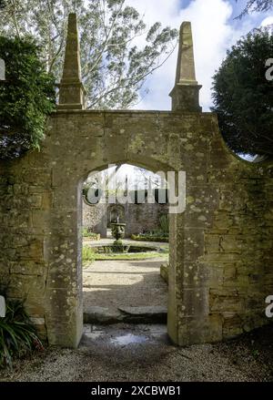 Athelhampton Hall, Athelhampton, Dorset, England, Großbritannien - Blick auf den Garten. Stockfoto