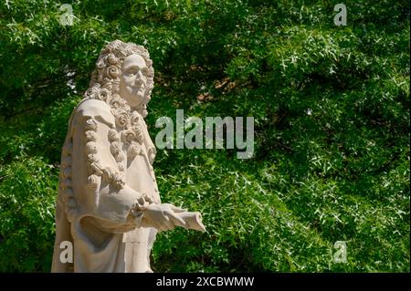 London, England, Großbritannien. Statue: Sir Hans Sloane (1660-1753: Arzt und Naturforscher) auf dem Duke of York's Square, Chelsea. Stockfoto