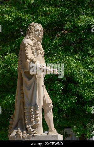 London, England, Großbritannien. Statue: Sir Hans Sloane (1660-1753: Arzt und Naturforscher) auf dem Duke of York's Square, Chelsea. Stockfoto