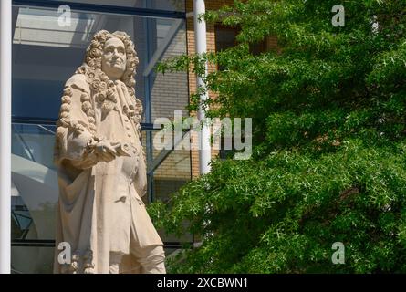 London, England, Großbritannien. Statue: Sir Hans Sloane (1660-1753: Arzt und Naturforscher) auf dem Duke of York's Square, Chelsea. Stockfoto