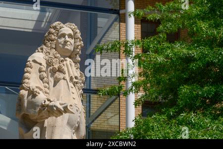 London, England, Großbritannien. Statue: Sir Hans Sloane (1660-1753: Arzt und Naturforscher) auf dem Duke of York's Square, Chelsea. Stockfoto