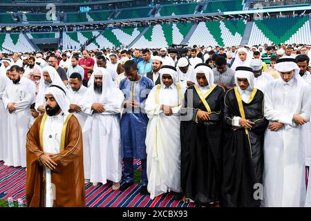 Doha, Katar. Juni 2024. Menschen beten Eid al-Adha im Education City Stadium in Doha, Katar, 16. Juni 2024. Quelle: Nikku/Xinhua/Alamy Live News Stockfoto