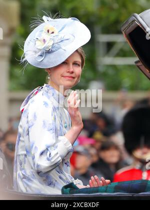 London, Großbritannien. Juni 2024. Truppe der Farbe. Im Juni findet jedes Jahr Trooping the Colour, auch bekannt als „The King's Birthday Parade“, auf der Horse Guards Parade in London statt. Mit seiner Majestät dem König, der den Salut nimmt, ist die Trooping the Colour der Höhepunkt des Zeremonialkalenders mit über 1400 Offizieren und Männern, 200 Pferden und den Marschkapellen der Haushaltsabteilung auf der Parade. Lady Louise Windsor winkt der Menge zu. Stockfoto