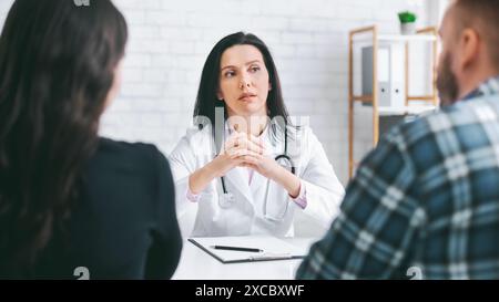 Arztpraxis mit jungen Paaren in einer Arztpraxis Stockfoto