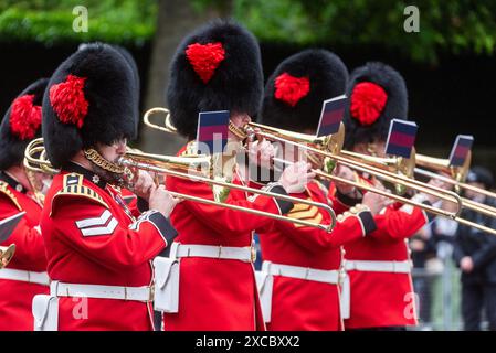 Band der Coldstream Guards bei Trooping the Colour 2024 in der Mall, London, Großbritannien. Marschierende Posaunenspieler Stockfoto