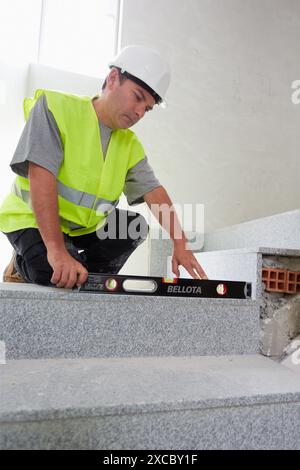 Arbeiter mit Schutzausrüstung, PSA, Leveling Strompfad, Wohnungsbau, Ebene, Baskisches Land, Spanien Stockfoto