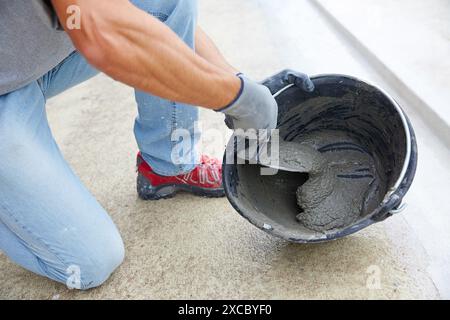 Maurer die Zement-Mörtel. Bau des Wohnhauses. Donostia. San Sebastian. Gipuzkoa. Baskisches Land. Spanien. Stockfoto