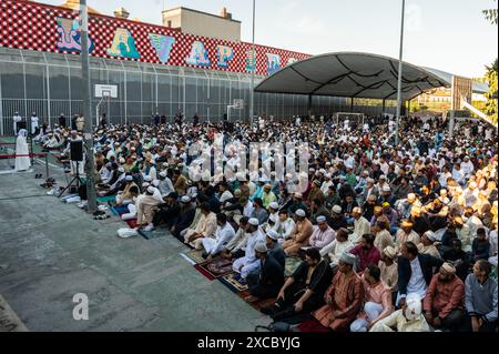 Madrid, Spanien. Juni 2024. Die muslimische Gemeinschaft in Madrid versammelte sich zum Eid al-Adha-Gebet. EID al-Adha, auch bekannt als das „Opferfest“, ist ein wichtiger islamischer Feiertag, der weltweit gefeiert wird und auch mit der Hajj-Pilgerfahrt nach Mekka zusammenfällt. Quelle: Marcos del Mazo/Alamy Live News Stockfoto