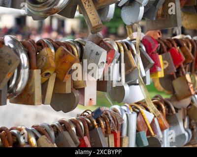 Ljubljana liebt Vorhängeschlösser in der Metzgerbrücke. Slowenien Stockfoto