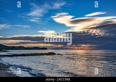 Sonnenuntergang am Strand des Hotels Ibiscus in Roda auf Korfu Stockfoto