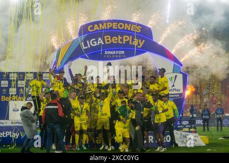 Bogota, Kolumbien. Juni 2024. Atletico Bucaramanga Spieler feiern mit dem Pokal der BetPlay League während des BetPlay Dimayor League Finales zwischen Independiente Santa Fe und Atletico Bucaramanga im El Campin Stadion in Bogota, Kolumbien, am 15. Juni 2024. Atletico Bucaramanga gewann die Liga, nachdem er Independiente Santa Fe in einer Elfmeterschunde mit 5 zu 6 besiegt hatte. Foto: Sebastian Barros/Long Visual Press Credit: Long Visual Press/Alamy Live News Stockfoto