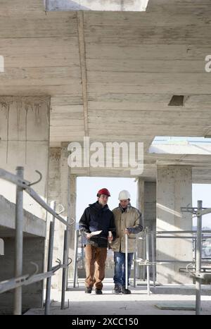 Architekten und Bau Arbeiter, persönliche Schutzausrüstung, Wohnungsbau, Betonskelett Stockfoto