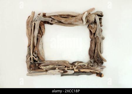 Treibholzkranz abstrakter Rahmen auf Hanfpapierhintergrund. Natürliche rechteckige Form Holz Natur Komposition. Stockfoto