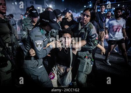 Tel Aviv, Israel. Juni 2024. Israelische Grenzpolizisten verhaften einen Demonstranten während einer Demonstration in Tel Aviv am Samstag, den 15. Juni 2024. Zehntausende Demonstranten versammelten sich am Samstagabend an Dutzenden von Orten in ganz Israel und riefen, den Krieg in Gaza zu beenden, um eine Geiselnahme und neue Wahlen zu vereinbaren, nur wenige Stunden nach der Nachricht von acht israelischen Soldaten, die am Samstagmorgen in Rafah bei einer Explosion getötet wurden. Foto von Eyal Warshavsky. Quelle: Eyal Warshavsky/Alamy Live News Stockfoto