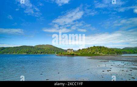 Castle Tioram ein blauer Himmel über den Ruinen auf Eilean Tioram Island in Loch Moidart, Schottland Stockfoto