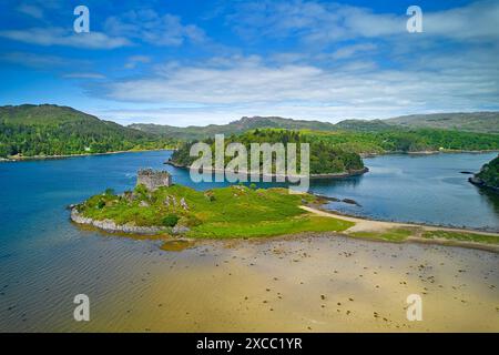 Schloss Tioram blauer Himmel über den Ruinen auf Eilean Tioram Island in Loch Moidart Schottland und dem Damm bei Ebbe Stockfoto