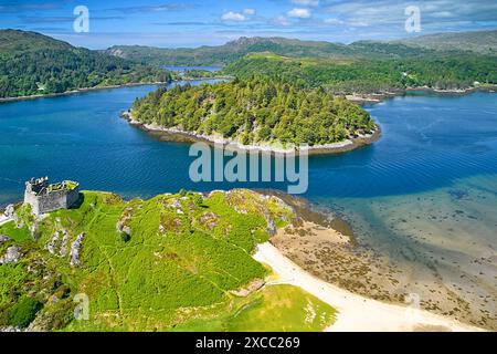 Castle Tioram Ruinen auf Eilean Tioram Island in Loch Moidart Schottland und Riska Island im Zentrum Stockfoto