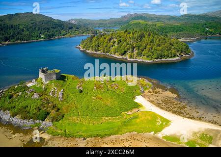 Castle Tioram Ruinen auf Eilean Tioram Island in Loch Moidart Schottland und baumbewachsene Riska Island im Frühsommer Stockfoto