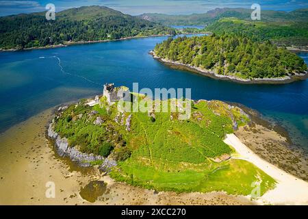 Castle Tioram Ruinen auf Eilean Tioram Island in Loch Moidart Schottland und von Bäumen bedeckte Riska Island Stockfoto