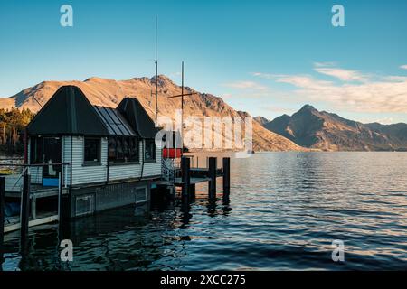 Malerischer Blick auf Queenstown Uferpromenade mit hölzernem Dock und Herbstberg auf Lake Wakatipu auf der Südinsel Neuseelands Stockfoto