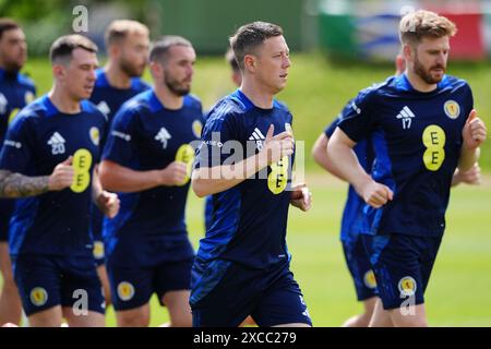 Schottlands Callum McGregor (Zentrum) während eines Trainings im Stadion am Groben in Garmisch-Partenkirchen. Bilddatum: Sonntag, 16. Juni 2024. Stockfoto