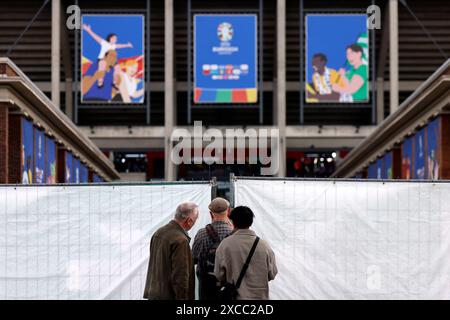 Zaungäste schauen das Spiel im Kölner Rhein-Energie-Stadion während des Spiels der Vorrunde Ungarn - Schweiz 1:3 bei der Fussball Europameisterschaft 2024. Während der UEFA EURO 2024 Fußball-EM ist das Kölner Stadion einer der Austragungsorte und mit UEFA-Fahnen geschmückt, das Logo der Fußball Europameisterschaft zeigen. Themenbild, Symbolbild Köln, 15.06.2024 NRW Deutschland *** Zuschauer beobachten das Spiel im Rhein Energie Stadion in Köln während des Vorrundenspiels Ungarn Schweiz 1 3 bei der Fußball-Europameisterschaft 2024 während der UEFA EURO 2024 Europameisterschaft Stockfoto