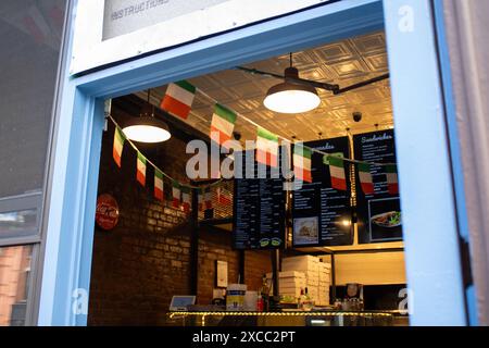 Ein Restaurant mit irischen Flaggen am St. Patrick's Day in Brooklyn, New York Stockfoto