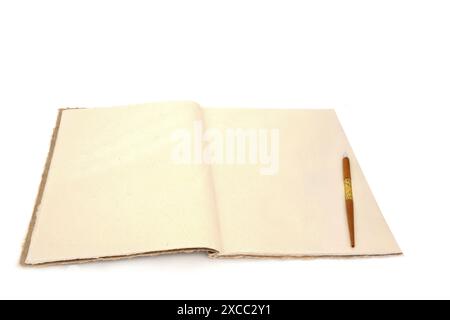 Retro Schreibgeräte mit Tintenfeder Stift und Hanf Notizbuch Schreibwaren auf weißem Hintergrund. Altmodischer Brief, Dokument, Tagebuch, Manuskriptkonzept. Stockfoto
