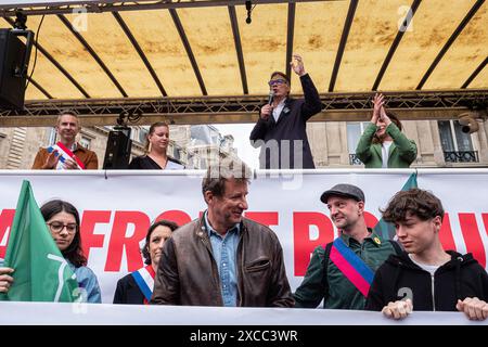 Paris, Frankreich. Juni 2024. Olivier Donnars/Le Pictorium - Demonstration gegen die extreme Rechte im Beisein der neuen Volksfront - 15/06/2024 - Frankreich/Paris - Olivier Faure, Präsident der Sozialistischen Partei, präsentiert das Programm der neuen Volksfront bei der Demonstration gegen die extreme Rechte in Paris. Mit ihm sind Ian Brossat (l.), PC-Senator für Paris, Mathilde Panot (l.), ehemaliger LFI-Abgeordneter, Marine Tondelier (R.), nationaler Sekretär von Europe Ecologie Les Verts (EELV) und Yannick Jadot (unten), EELV-Senator für Paris. Quelle: LE PICTORIUM/Alamy Live News Stockfoto