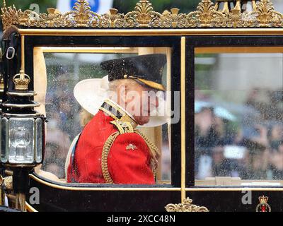 London, Großbritannien. Juni 2024. Truppe der Farbe. Im Juni jedes Jahres fand Trooping the Colour, auch bekannt als „The King's Birthday Parade“, auf der Horse Guards Parade in London statt. Mit seiner Majestät nahm der König den Gruß. Truping the Colour ist der Höhepunkt des Zeremonialkalenders mit über 1400 Offizieren und Männern, 200 Pferden und den Marschkapellen der Haushaltsabteilung auf der Parade. König Charles und Königin Camilla reisen in einer Pferdekutsche bei starkem Regen zurück zum Buckingham Palace. Stockfoto