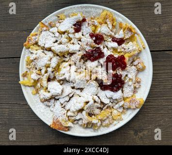 Kaiserschmarrn mit Preiselbeeren auf einem Teller Stockfoto