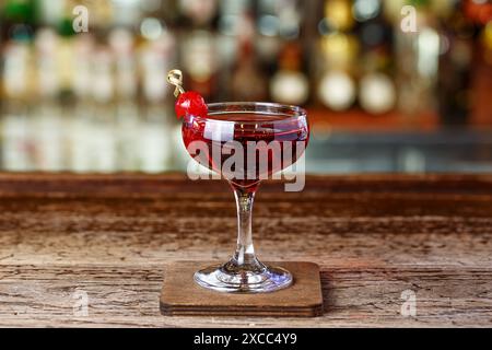 Ein Manhattan-Cocktail an der Bar, ein Getränk auf Basis von amerikanischem Whiskey, Wermut und Bitter. Stockfoto