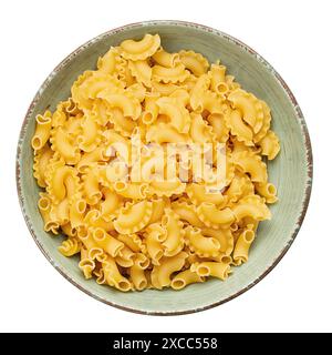 Getrocknete Makkaroni-Hahnenmuscheln. Pasta in einer Keramikschüssel, isoliert auf weißem Hintergrund. Datei enthält Beschneidungspfad. Stockfoto