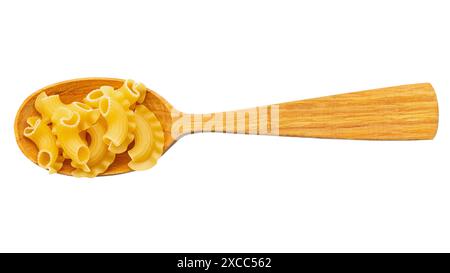 Getrocknete Makkaroni Hahnenschmuscheln. Pasta in einem Holzlöffel isoliert auf weißem Hintergrund. Volle Schärfentiefe. Datei enthält Beschneidungspfad. Stockfoto