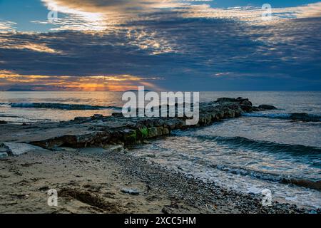 Sonnenuntergang am Strand des Hotels Ibiscus in Roda auf Korfu Stockfoto