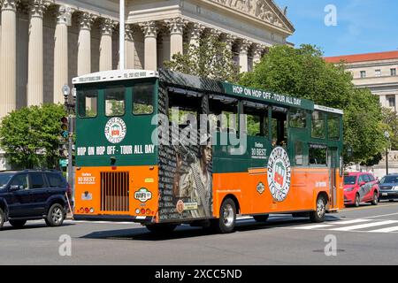 Washington DC, USA - 2. Mai 2024: Old Town Trolley Hop-on-Hop-off-Touristenbus fährt auf einer Straße in der Innenstadt von Washington DC Stockfoto