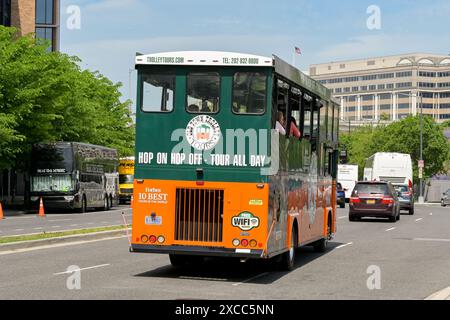 Washington DC, USA - 30. April 2024: Old Town Trolley Hop-on-Hop-off-Touristenbus, der auf einer Straße in der Innenstadt von Washington DC fährt Stockfoto