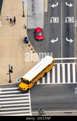Washington DC, USA - 30. Mai 2024: Aus der Vogelperspektive eines Schulbusses, der an einer Straßenkreuzung in Washington DC eine Kurve abbiegt Stockfoto