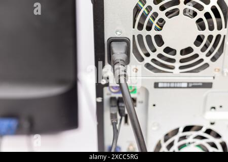 Netzkabel an ein Computergehäuse angeschlossen Stockfoto