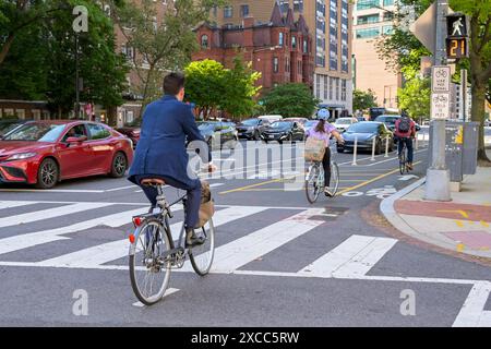 Washington DC, USA - 30. Mai 2024: Gruppe von Menschen radelt auf einem Radweg im Zentrum von Washington DC zur Arbeit Stockfoto