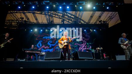 DIE EDEN-SESSIONS BEGANNEN MIT EINEM FRÖHLICHEN START MIT EINEM ÜBERFÜLLTEN HAUS, DAS DIE ERSTE SHOW IHRER GRAVITY TREPPEN TOUR SPIELTE. Stockfoto